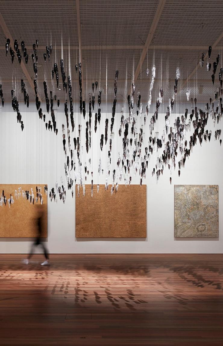 伊里巴娜画廊展览景象，展出作品（从左到右）分别是 Yukultji Napangati 的《无题》（2005 年）、Doreen Reid Nakamarra 的《无题》（2007 年）、Bobby West Tjupurrula 的《Tingari sites around Kiwirrkura》（2015 年）、Ronnie Tjampitjinpa 的《Tingari fire dreaming at Wilkinkarra》（2008 年），以及（上方）Yhonnie Scarce 的《Death zephyr》（2017 年）© Ken Leanfore 版权所有