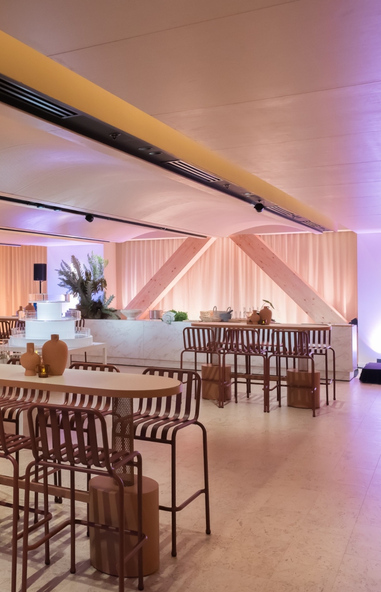 Saltbox 无立柱的宽敞活动空间博克斯（The Box）的景象，配有弧形天花板以及餐桌和椅子。© Saltbox 版权所有