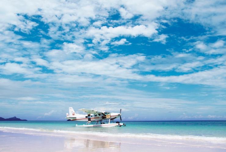 昆士兰州，停靠在白天堂海滩浅滩的水上飞机 © 海曼岛 One&Only 度假村版权所有
