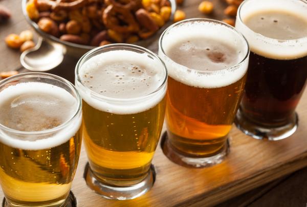 西澳大利亚州，弗里曼特尔精酿啤酒之旅和巡游，一排四款精酿啤酒 © 库克船长游轮版权所有