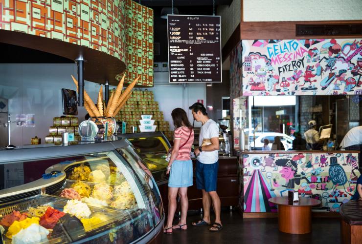 维多利亚州,墨尔本郊区,费兹罗 Gelato Messina 冰淇淋店五彩缤纷的内饰 © 维多利亚州旅游局版权所有 维多利亚州,墨尔本郊区,费兹罗 Gelato Messina 冰淇淋店五彩缤纷的内饰 © 维多利亚州旅游局版权所有