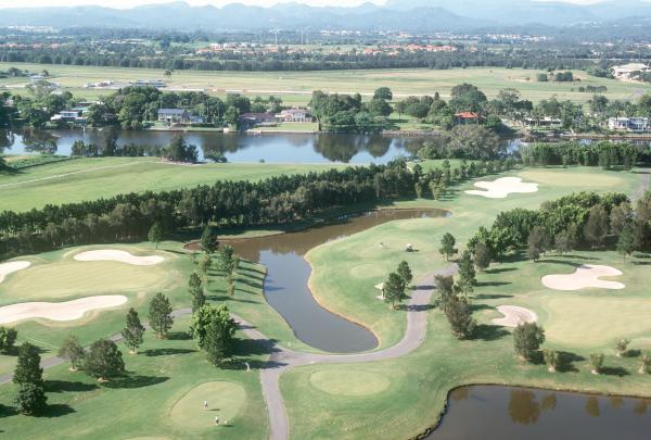 昆士兰州，冲浪者天堂，俯瞰皇家松树高尔夫球场 © 澳大利亚旅游局版权所有