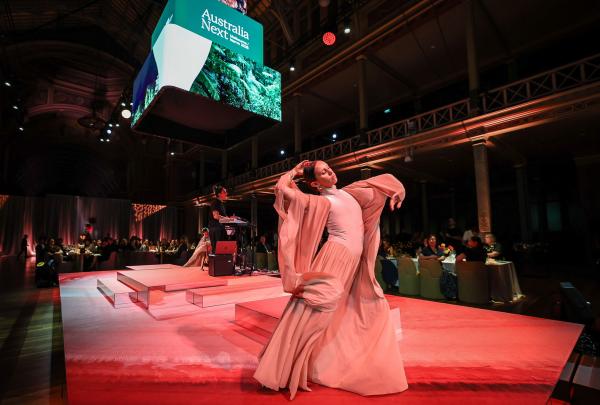 维多利亚州，皇家展览中心，2025 年“澳会有期”晚宴，舞台上的表演者 © 澳大利亚旅游局版权所有