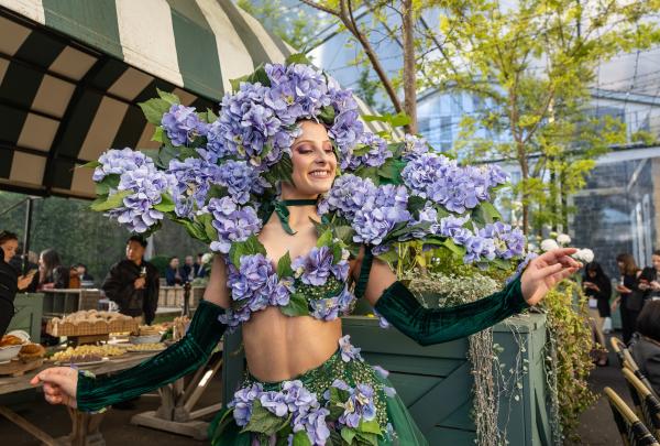 维多利亚州，The Commons Collective 餐厅，2025 年“澳会有期”欢迎酒会上的表演者 © 澳大利亚旅游局版权所有