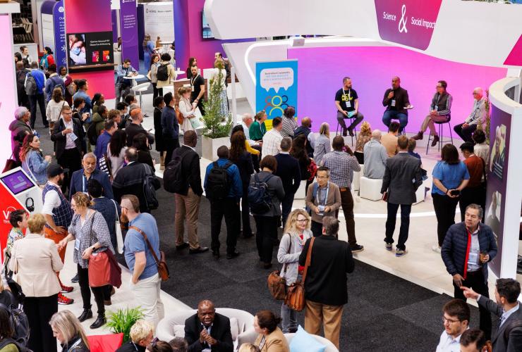 澳大利亚，布里斯班，第 12 届艾滋病毒科学大会，IAS 2023 展厅场景 © Max Mason-Hubers / IAS 版权所有