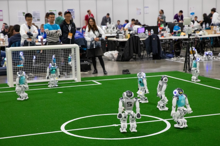 新南威尔士州，悉尼，RoboCup 2019，球场上踢球的机器人 © RoboCup 2019 版权所有