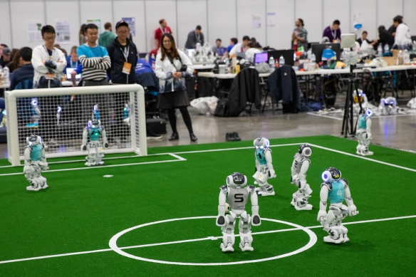 新南威尔士州，悉尼，RoboCup 2019，球场上踢球的机器人 © RoboCup 2019 版权所有