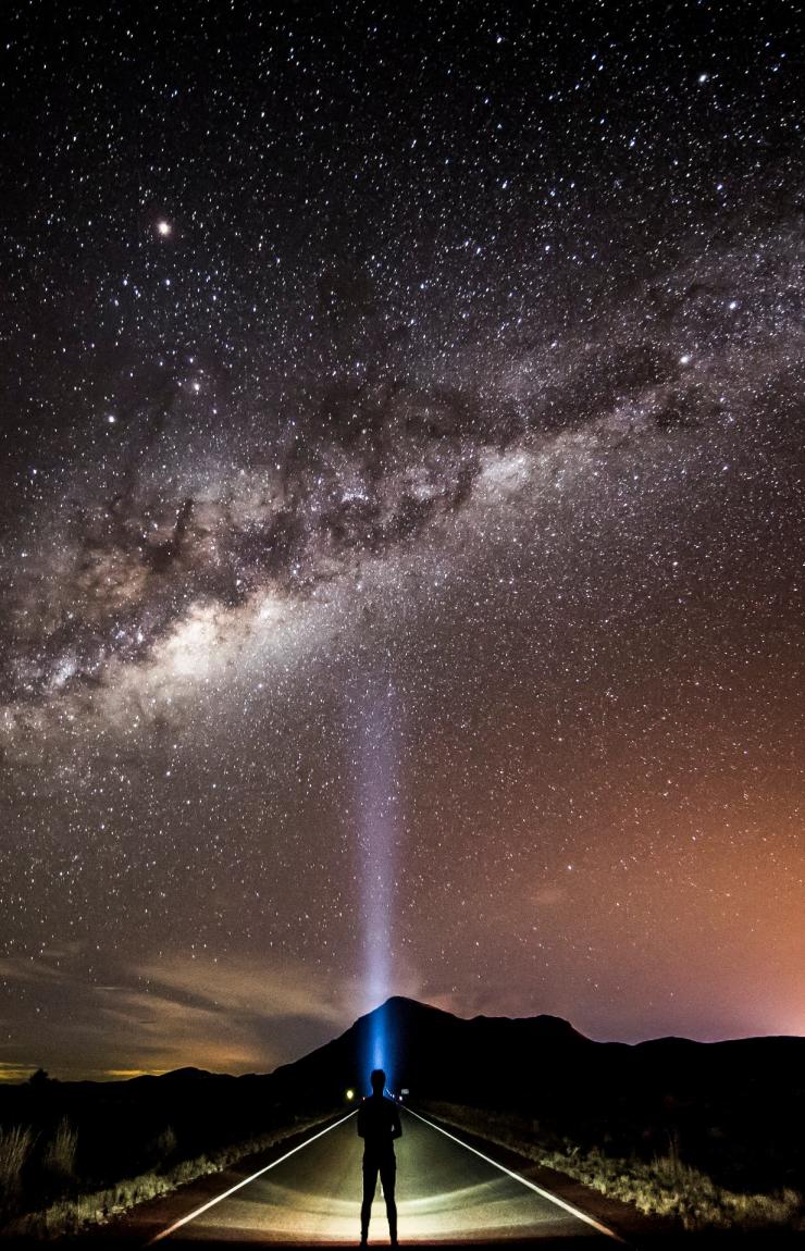 头戴头灯仰望银河的观星者©昆士兰州旅游及活动推广局/Sean Scott版权所有