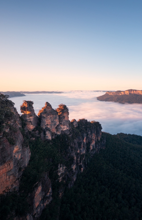 新南威尔士州，蓝山，三姐妹峰日出景象 © 澳大利亚旅游局版权所有