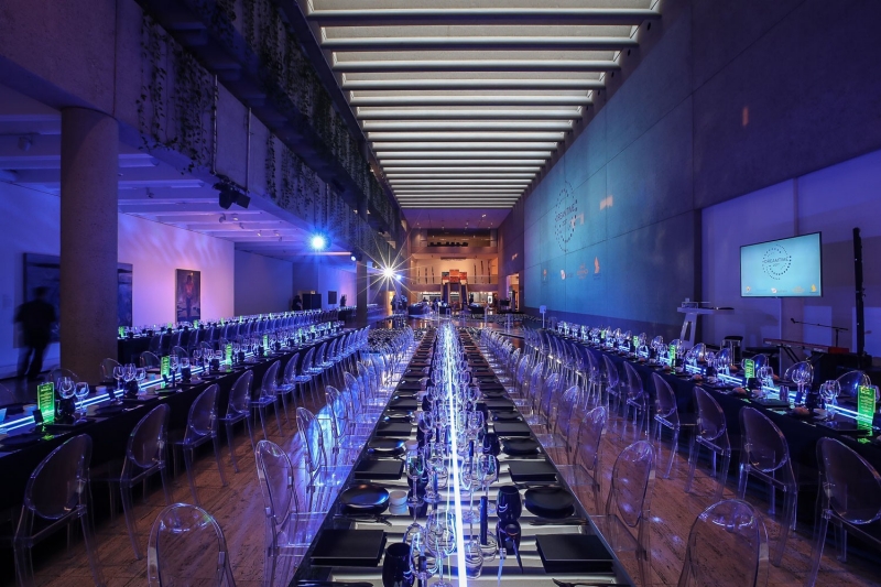 昆士兰州,布里斯班,现代艺术馆的 The Watermall 餐厅,梦幻时光 2017 晚宴布置 © 澳大利亚旅游局,Remco Jansen 版权所有 昆士兰州,布里斯班,现代艺术馆的 The Watermall 餐厅,梦幻时光 2017 晚宴布置 © 澳大利亚旅游局,Remco Jansen 版权所有