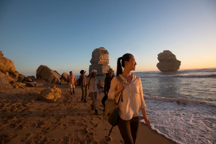 维多利亚州，一群人在海滩漫步，欣赏十二门徒岩 © 澳大利亚旅游局版权所有