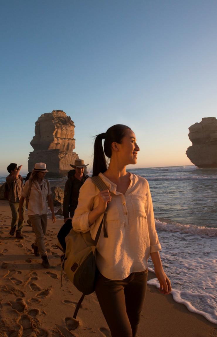 维多利亚州，一群人在海滩漫步，欣赏十二门徒岩 © 澳大利亚旅游局版权所有