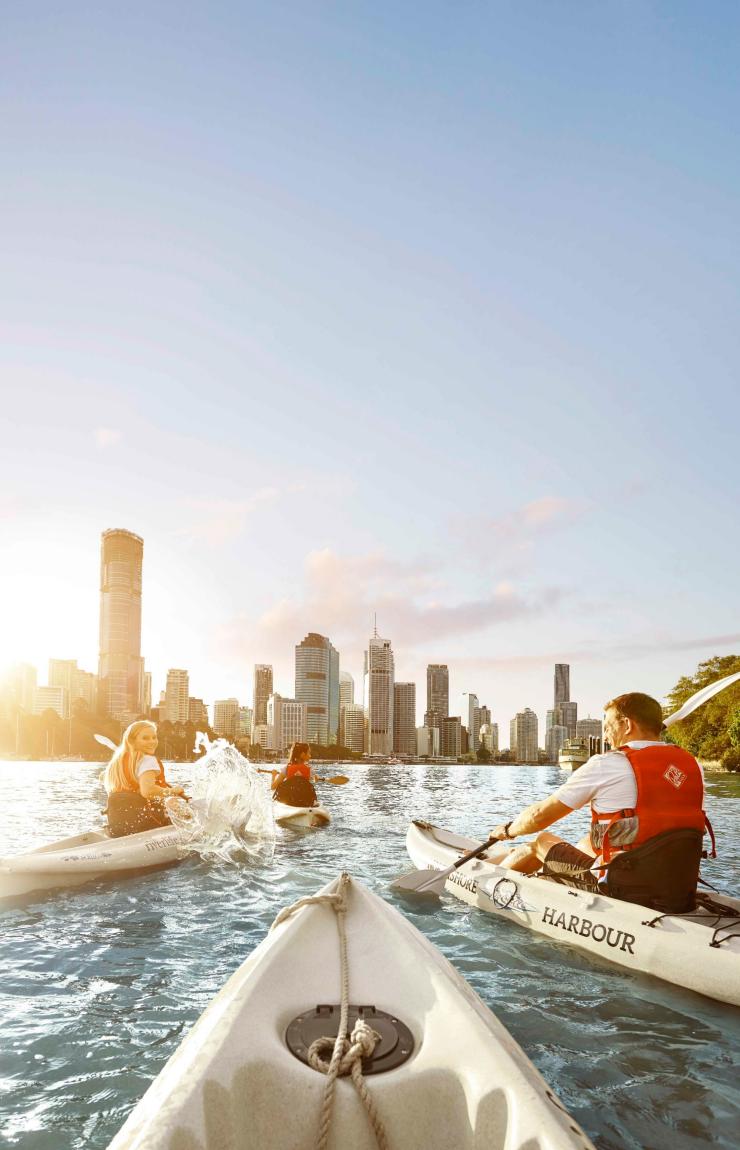 昆士兰州，布里斯班，河上生活，划皮艇 © Brisbane Marketing 版权所有