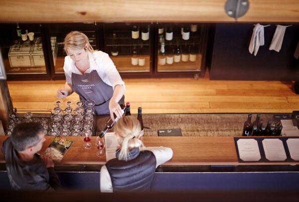 在塔斯马尼亚州剑桥的蛙溪酒庄（ Frogmore Creek Wines） 品酒 © Frogmore Creek Wines 版权所有