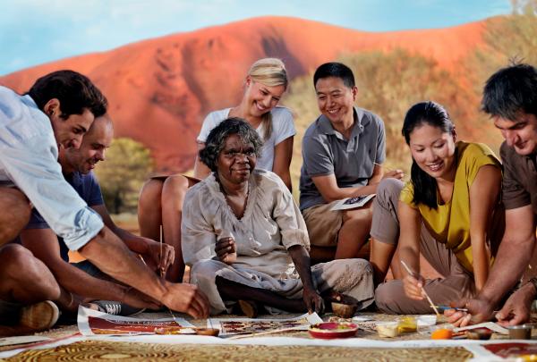 北领地，乌鲁鲁卡塔丘塔国家公园，乌鲁鲁，点画 © 澳大利亚旅游局版权所有