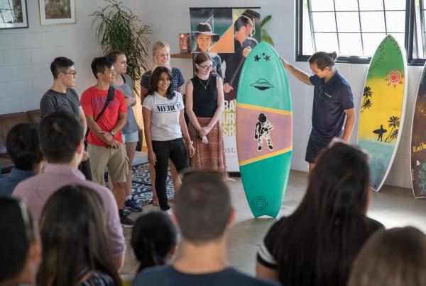 昆士兰州，香蕉生活，冲浪板涂鸦艺术课程 © 香蕉生活版权所有