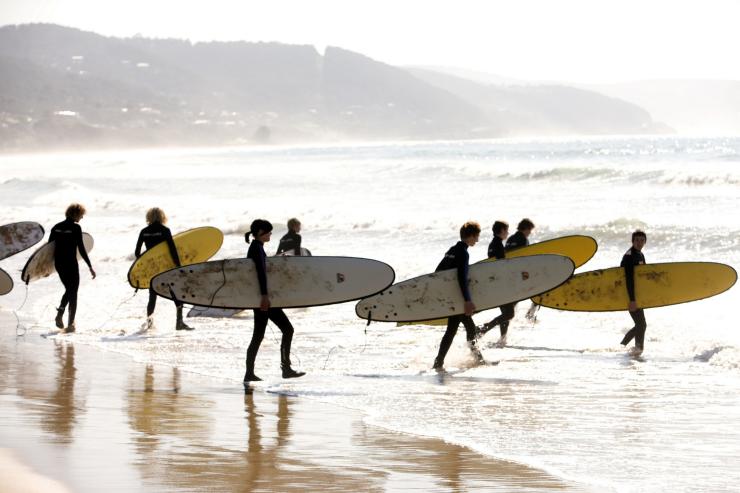 维多利亚州，大洋路，洛恩小镇的冲浪课程 © 澳大利亚旅游局版权所有