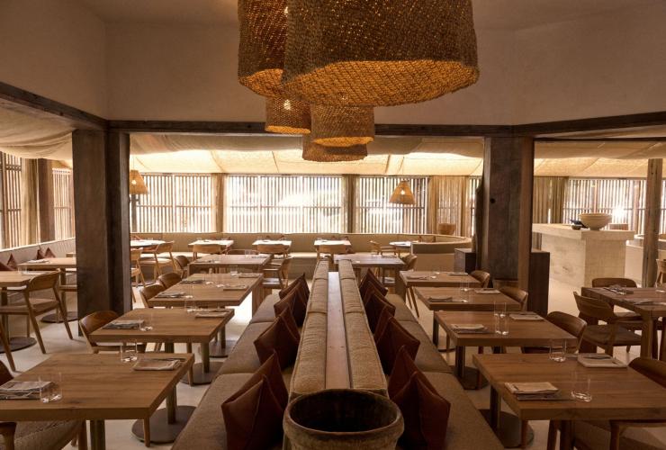 新南威尔士州，拜伦湾，The Belongil Bistro 酒吧用餐区，摆放整齐的桌椅 © The Belongil 版权所有