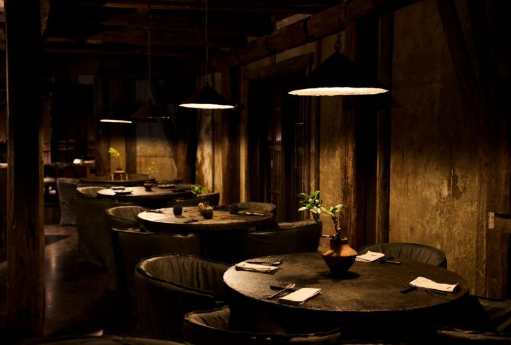 新南威尔士州，拜伦湾，The Belongil 餐厅，Feu 餐厅区桌椅一景 © The Belongil 版权所有