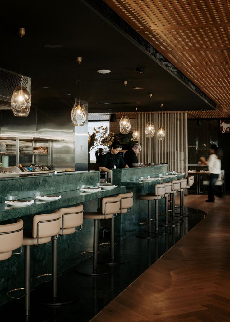 南澳大利亚州，阿德莱德，Yakisan 餐厅绿色大理石吧台，厨师团队正在后方忙碌有序地烹饪美食 © Yakisan 版权所有