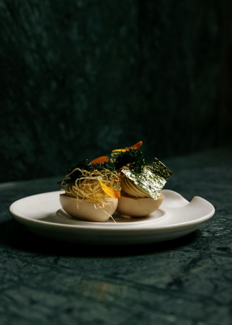 南澳大利亚州，阿德莱德，Yakisan 餐厅，绿色大理石吧台上，摆盘精致的鸡蛋与海藻料理 © Yakisan 版权所有