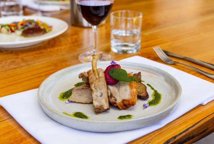 西澳大利亚州，珀斯山区，米尔布鲁克餐厅，餐桌上摆盘精致的菜肴 © Millbrook Restaurant 版权所有