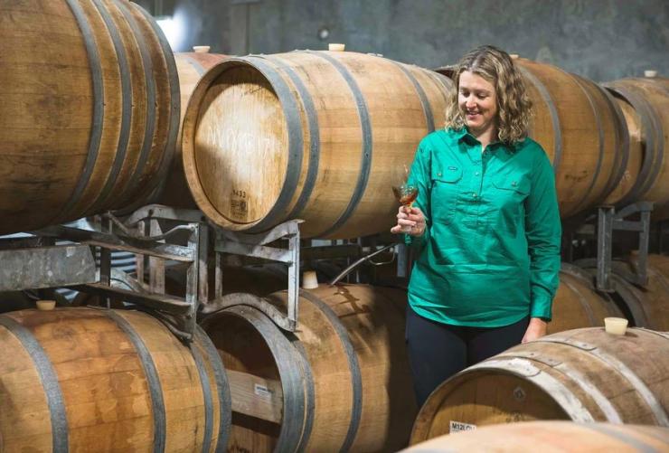 西澳大利亚州，珀斯山区，米尔布鲁克酒庄的酒窖与餐厅，湖景尽收眼底 © Millbrook Restaurant 版权所有