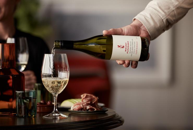 新南威尔士州，猎人谷，将普莱森特山葡萄酒从酒瓶优雅倒入高脚杯 © 普莱森特山版权所有