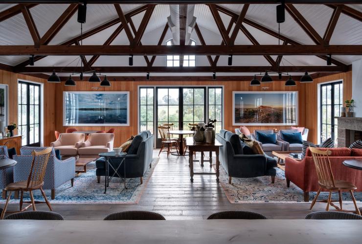 新南威尔士州，猎人谷，普莱森特山酒庄的谷仓，设有舒适座位 © 普莱森特山版权所有