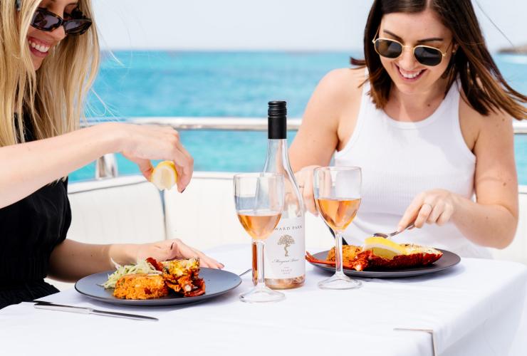 西澳大利亚州，两位宾客正在享用海鲜盛宴 © Sea West 版权所有