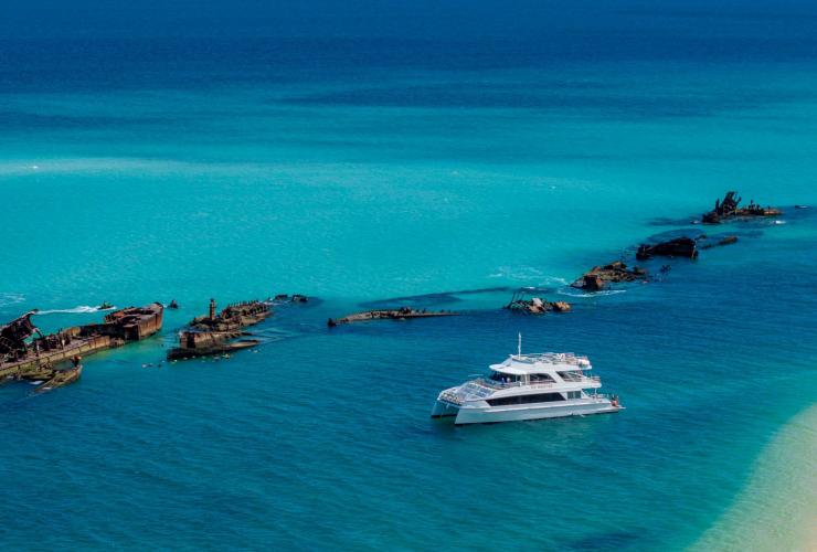 昆士兰州，停泊在天阁露玛沉船遗址附近的“穆尔甘平精神号”游艇 © See Morton 版权所有