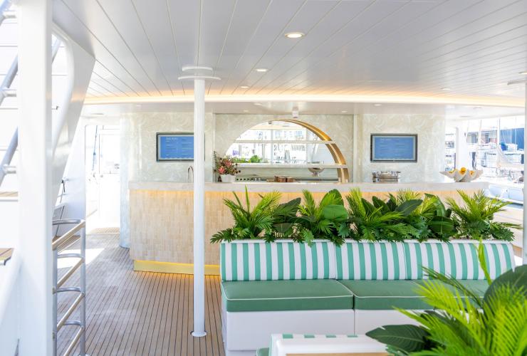 昆士兰州，“穆尔甘平精神号”游艇上的休息区与酒吧区 © See Morton 版权所有