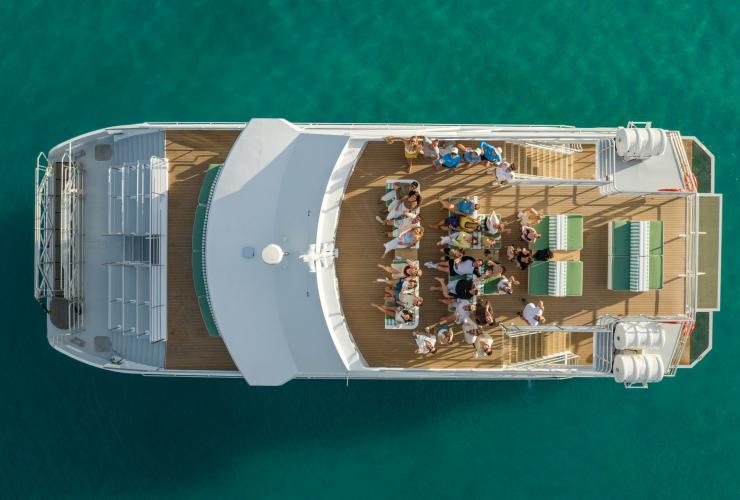 昆士兰州，从空中俯瞰，“穆尔甘平精神号”游艇顶层甲板上的人们 © See Morton 版权所有