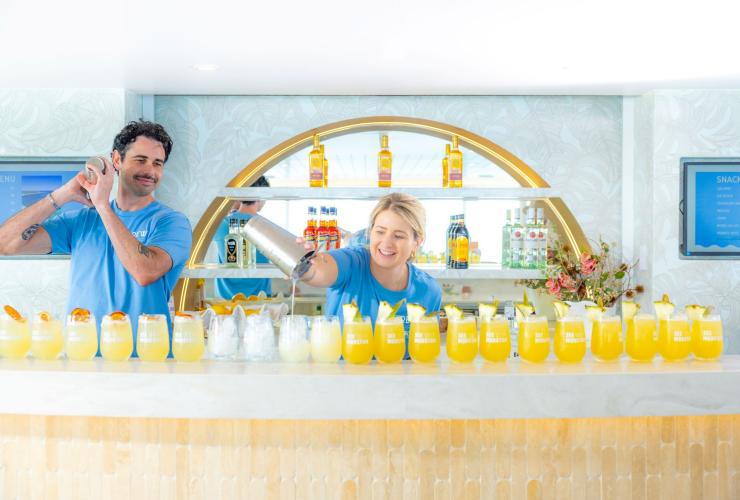 昆士兰州，“穆尔甘平精神号”游艇上的酒吧调酒师正利落地倒出一排饮品 © See Morton 版权所有