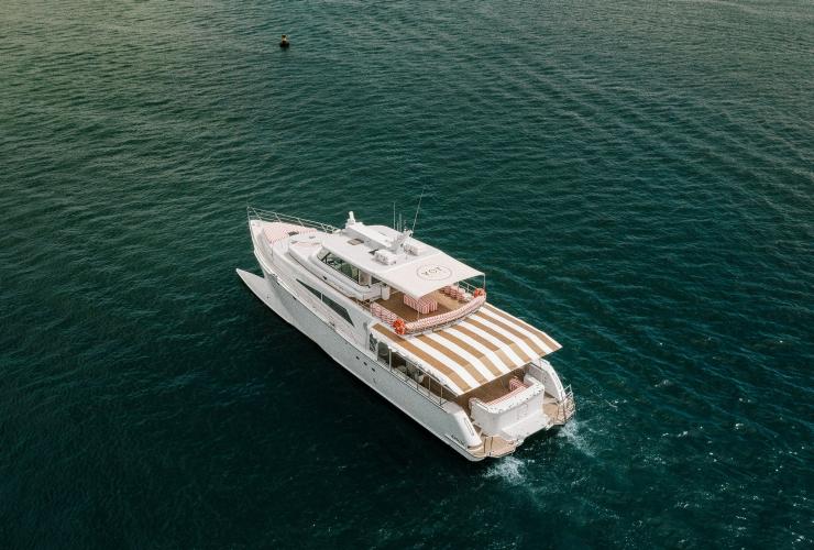 昆士兰州，鸟瞰 YOT VICE 游艇，优雅航行于水上 © YOT 超级游艇版权所有