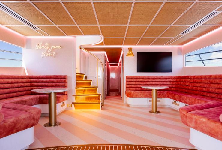 昆士兰州，YOT VICE 游艇上的休息区，配有柔软的沙发 © YOT 超级游艇版权所有