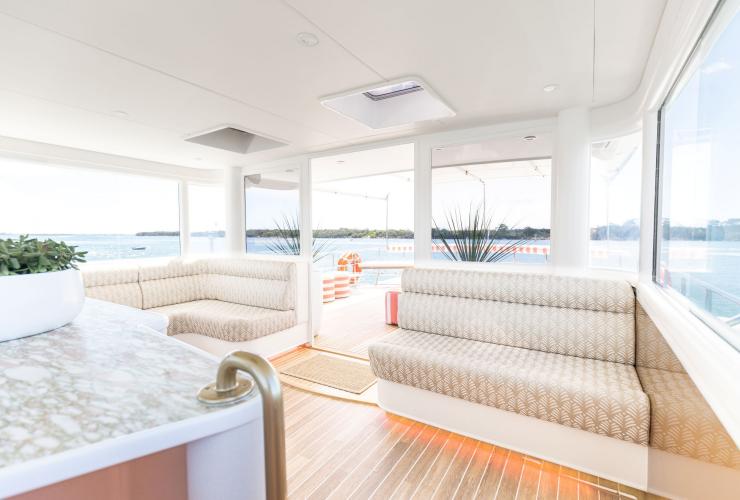 昆士兰州，YOT VICE 游艇的上层甲板，设有吧台和雅座 © YOT 超级游艇版权所有