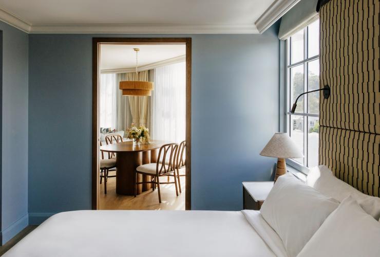 昆士兰州，努沙，努沙极乐境度假村，单卧室套房，从卧室望向用餐/客厅区 © Elysium Noosa 版权所有