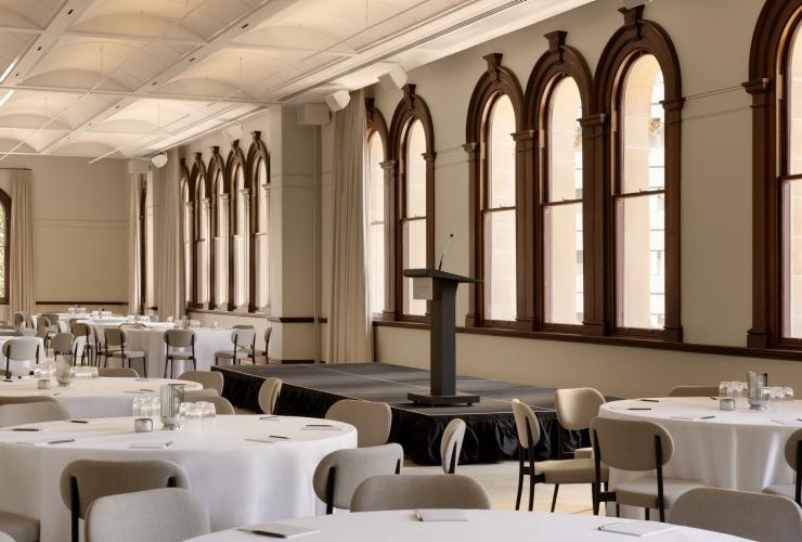 新南威尔士州，悉尼，桥街，The Lands by Capella，传统建筑空间与精致餐桌布置 © Timothy Kaye 版权所有