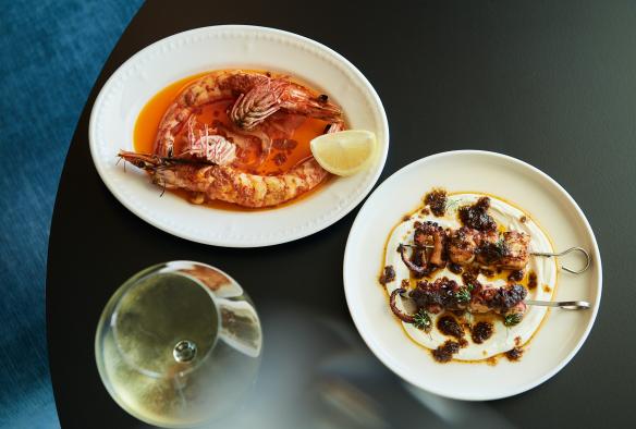 Pearla & Co 餐厅餐桌上精致摆盘的海鲜料理 © Frances Andrijich 