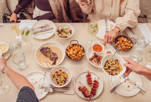 俯视视角下，桌面陈列的多款共享餐食。© Siroco 餐厅