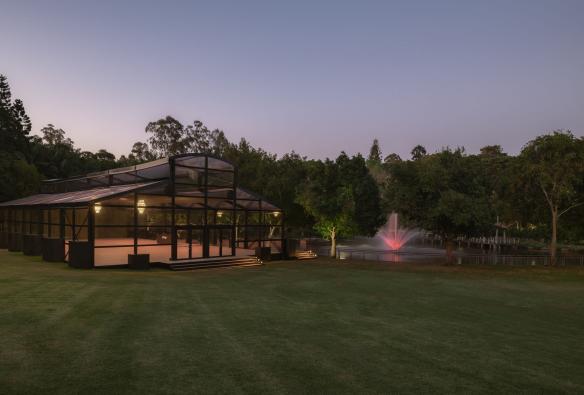 位于布里斯班植物园的 Glo House 现场实拍 © Glo Events 