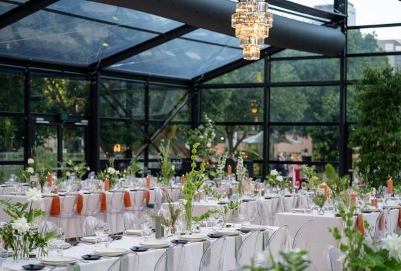Glo House 内的长桌布置，配以白色亚麻桌布、撞色亚麻布艺与花艺装饰 © Glo Events 