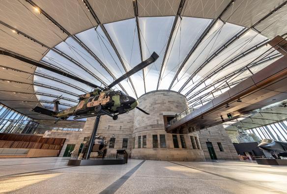 开阔玻璃穹顶下陈列着直升机、战斗机与坦克展品的 The Atrium © 澳大利亚战争纪念碑