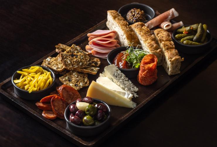 餐桌上摆放的一份丰盛的熟食拼盘 © MACq01 版权所有