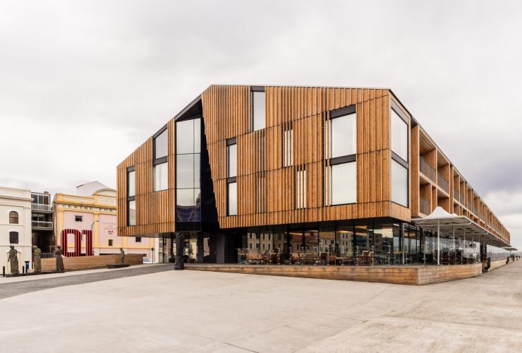 替换文字：MACq01 的原木风格外部装潢。© MACq01 版权所有