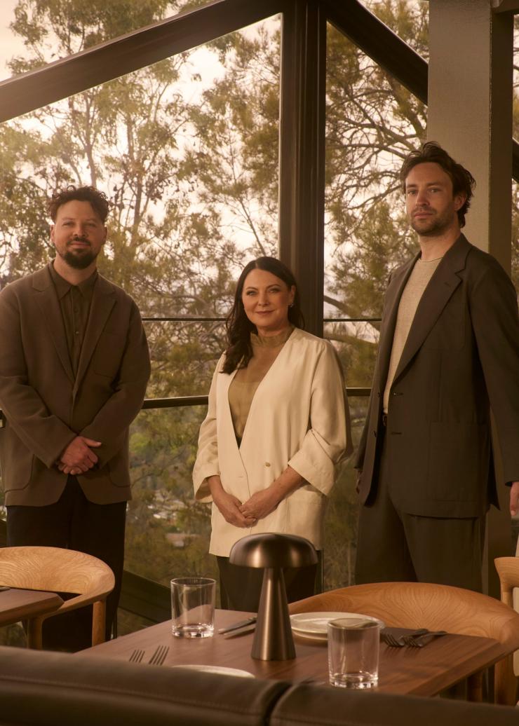 餐厅老板 Tracy Keeley 和 Lunetta 团队成员站在一起，背后是 Lunetta 餐厅后面的当地丛林。© Lillie Thompson 版权所有