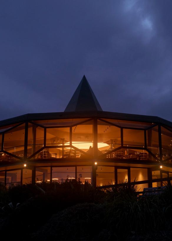 夜晚灯火通明的 Lunetta 两层楼现代主义建筑 © Lillie Thompson 版权所有