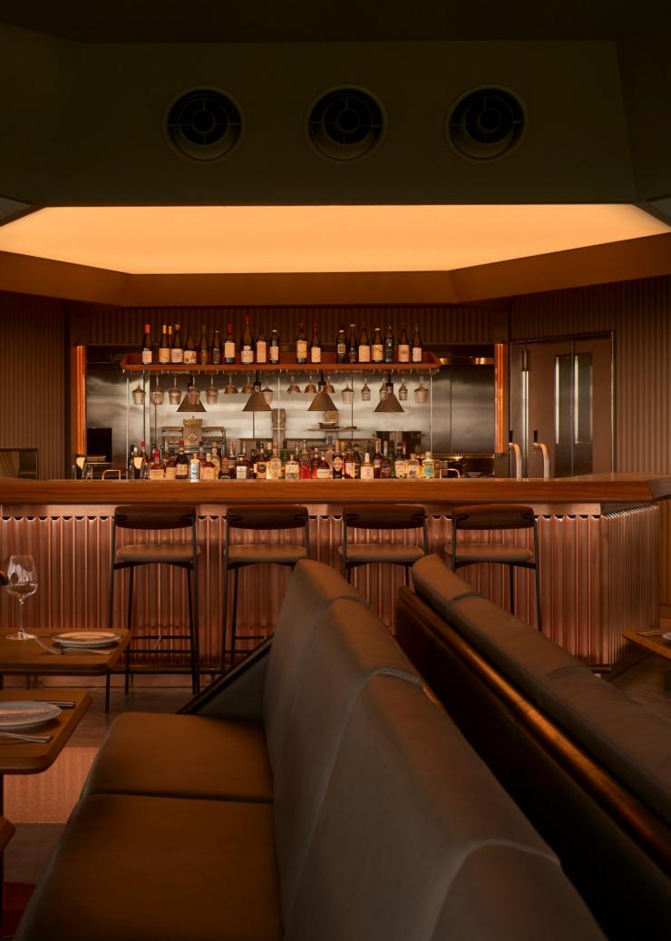 Lunetta 店内的吧台、卡座和餐桌 © Lillie Thompson 版权所有