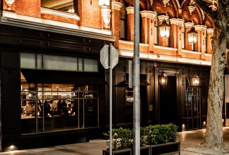 Maison Bâtard 的外观，一层为深色外观，其余部分为红砖外观 © Alex Drewniak 版权所有